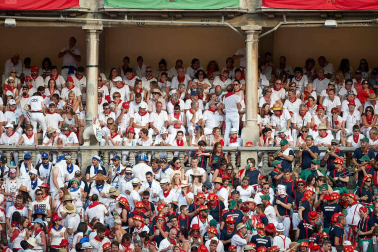 Público asistente a la Plaza de Toros de Pamplona durante la sexta corrida de la Feria del Toro 2019 con la ganadería de Núñez del Cuvillo para los diestros Cayetano Rivera, Miguel Ángel Perera y Antonio Ferrera.