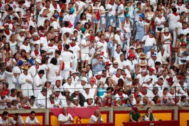 Público asistente a la Plaza de Toros de Pamplona durante la sexta corrida de la Feria del Toro 2019 con la ganadería de Núñez del Cuvillo para los diestros Cayetano Rivera, Miguel Ángel Perera y Antonio Ferrera.