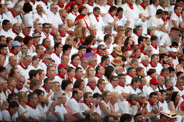 Público asistente a la Plaza de Toros de Pamplona durante la sexta corrida de la Feria del Toro 2019 con la ganadería de Núñez del Cuvillo para los diestros Cayetano Rivera, Miguel Ángel Perera y Antonio Ferrera.