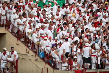 Público asistente a la Plaza de Toros de Pamplona durante la sexta corrida de la Feria del Toro 2019 con la ganadería de Núñez del Cuvillo para los diestros Cayetano Rivera, Miguel Ángel Perera y Antonio Ferrera.