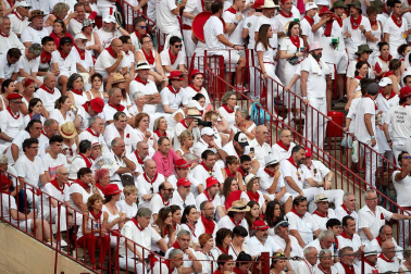 Público asistente a la Plaza de Toros de Pamplona durante la sexta corrida de la Feria del Toro 2019 con la ganadería de Núñez del Cuvillo para los diestros Cayetano Rivera, Miguel Ángel Perera y Antonio Ferrera.