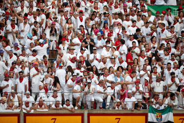 Público asistente a la Plaza de Toros de Pamplona durante la sexta corrida de la Feria del Toro 2019 con la ganadería de Núñez del Cuvillo para los diestros Cayetano Rivera, Miguel Ángel Perera y Antonio Ferrera.