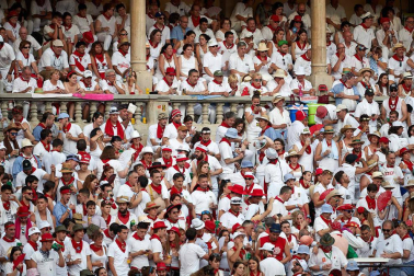 Público asistente a la Plaza de Toros de Pamplona durante la sexta corrida de la Feria del Toro 2019 con la ganadería de Núñez del Cuvillo para los diestros Cayetano Rivera, Miguel Ángel Perera y Antonio Ferrera.