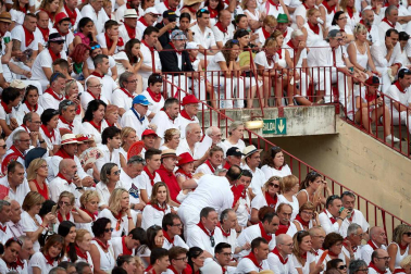 Público asistente a la Plaza de Toros de Pamplona durante la sexta corrida de la Feria del Toro 2019 con la ganadería de Núñez del Cuvillo para los diestros Cayetano Rivera, Miguel Ángel Perera y Antonio Ferrera.