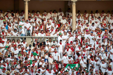 Público asistente a la Plaza de Toros de Pamplona durante la sexta corrida de la Feria del Toro 2019 con la ganadería de Núñez del Cuvillo para los diestros Cayetano Rivera, Miguel Ángel Perera y Antonio Ferrera.
