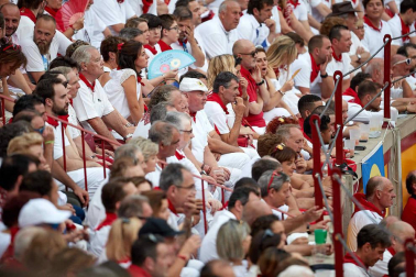 Público asistente a la Plaza de Toros de Pamplona durante la sexta corrida de la Feria del Toro 2019 con la ganadería de Núñez del Cuvillo para los diestros Cayetano Rivera, Miguel Ángel Perera y Antonio Ferrera.