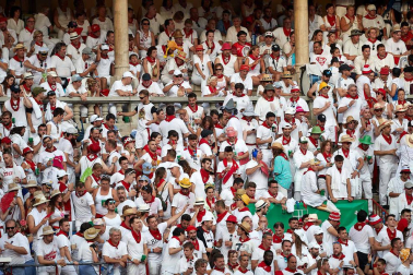 Público asistente a la Plaza de Toros de Pamplona durante la sexta corrida de la Feria del Toro 2019 con la ganadería de Núñez del Cuvillo para los diestros Cayetano Rivera, Miguel Ángel Perera y Antonio Ferrera.