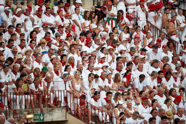 Público asistente a la Plaza de Toros de Pamplona durante la sexta corrida de la Feria del Toro 2019 con la ganadería de Núñez del Cuvillo para los diestros Cayetano Rivera, Miguel Ángel Perera y Antonio Ferrera.