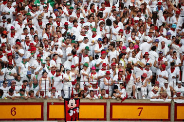 Público asistente a la Plaza de Toros de Pamplona durante la sexta corrida de la Feria del Toro 2019 con la ganadería de Núñez del Cuvillo para los diestros Cayetano Rivera, Miguel Ángel Perera y Antonio Ferrera.