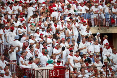Público asistente a la Plaza de Toros de Pamplona durante la sexta corrida de la Feria del Toro 2019 con la ganadería de Núñez del Cuvillo para los diestros Cayetano Rivera, Miguel Ángel Perera y Antonio Ferrera.
