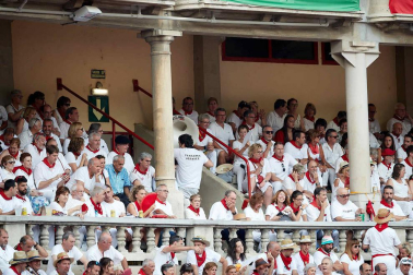 Público asistente a la Plaza de Toros de Pamplona durante la sexta corrida de la Feria del Toro 2019 con la ganadería de Núñez del Cuvillo para los diestros Cayetano Rivera, Miguel Ángel Perera y Antonio Ferrera.
