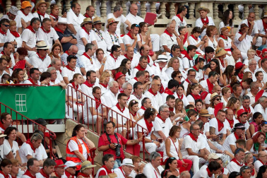 Público asistente a la Plaza de Toros de Pamplona durante la sexta corrida de la Feria del Toro 2019 con la ganadería de Núñez del Cuvillo para los diestros Cayetano Rivera, Miguel Ángel Perera y Antonio Ferrera.
