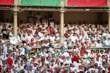 Público asistente a la Plaza de Toros de Pamplona durante la sexta corrida de la Feria del Toro 2019 con la ganadería de Núñez del Cuvillo para los diestros Cayetano Rivera, Miguel Ángel Perera y Antonio Ferrera.