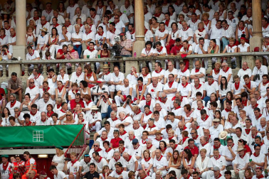 Público asistente a la Plaza de Toros de Pamplona durante la sexta corrida de la Feria del Toro 2019 con la ganadería de Núñez del Cuvillo para los diestros Cayetano Rivera, Miguel Ángel Perera y Antonio Ferrera.