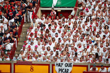 Público asistente a la Plaza de Toros de Pamplona durante la sexta corrida de la Feria del Toro 2019 con la ganadería de Núñez del Cuvillo para los diestros Cayetano Rivera, Miguel Ángel Perera y Antonio Ferrera.