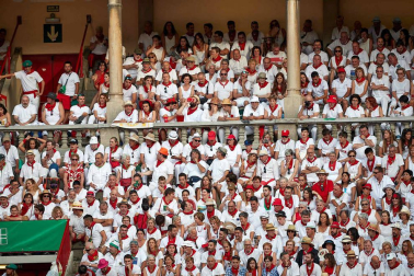Público asistente a la Plaza de Toros de Pamplona durante la sexta corrida de la Feria del Toro 2019 con la ganadería de Núñez del Cuvillo para los diestros Cayetano Rivera, Miguel Ángel Perera y Antonio Ferrera.