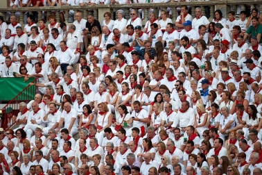 Público asistente a la Plaza de Toros de Pamplona durante la sexta corrida de la Feria del Toro 2019 con la ganadería de Núñez del Cuvillo para los diestros Cayetano Rivera, Miguel Ángel Perera y Antonio Ferrera.