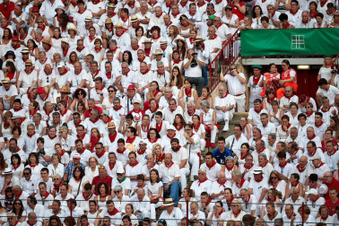Público asistente a la Plaza de Toros de Pamplona durante la sexta corrida de la Feria del Toro 2019 con la ganadería de Núñez del Cuvillo para los diestros Cayetano Rivera, Miguel Ángel Perera y Antonio Ferrera.