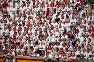 Público asistente a la Plaza de Toros de Pamplona durante la sexta corrida de la Feria del Toro 2019 con la ganadería de Núñez del Cuvillo para los diestros Cayetano Rivera, Miguel Ángel Perera y Antonio Ferrera.