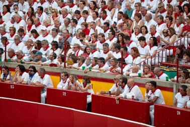 Público asistente a la Plaza de Toros de Pamplona durante la sexta corrida de la Feria del Toro 2019 con la ganadería de Núñez del Cuvillo para los diestros Cayetano Rivera, Miguel Ángel Perera y Antonio Ferrera.