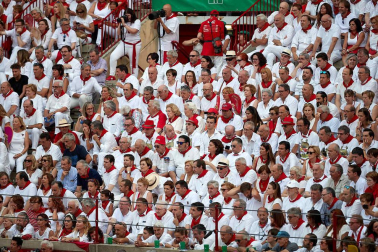 Público asistente a la Plaza de Toros de Pamplona durante la sexta corrida de la Feria del Toro 2019 con la ganadería de Núñez del Cuvillo para los diestros Cayetano Rivera, Miguel Ángel Perera y Antonio Ferrera.
