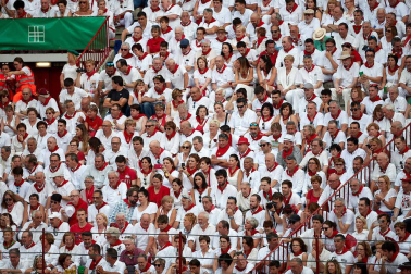 Público asistente a la Plaza de Toros de Pamplona durante la sexta corrida de la Feria del Toro 2019 con la ganadería de Núñez del Cuvillo para los diestros Cayetano Rivera, Miguel Ángel Perera y Antonio Ferrera.