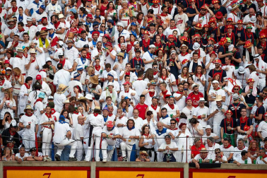 Público asistente a la Plaza de Toros de Pamplona durante la sexta corrida de la Feria del Toro 2019 con la ganadería de Núñez del Cuvillo para los diestros Cayetano Rivera, Miguel Ángel Perera y Antonio Ferrera.
