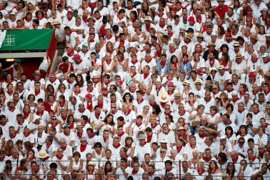 Público asistente a la Plaza de Toros de Pamplona durante la sexta corrida de la Feria del Toro 2019 con la ganadería de Núñez del Cuvillo para los diestros Cayetano Rivera, Miguel Ángel Perera y Antonio Ferrera.