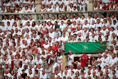 Público asistente a la Plaza de Toros de Pamplona durante la sexta corrida de la Feria del Toro 2019 con la ganadería de Núñez del Cuvillo para los diestros Cayetano Rivera, Miguel Ángel Perera y Antonio Ferrera.