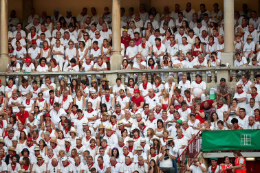 Público asistente a la Plaza de Toros de Pamplona durante la sexta corrida de la Feria del Toro 2019 con la ganadería de Núñez del Cuvillo para los diestros Cayetano Rivera, Miguel Ángel Perera y Antonio Ferrera.