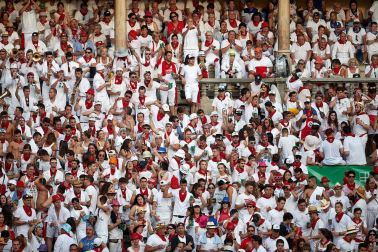 Público asistente a la Plaza de Toros de Pamplona durante la sexta corrida de la Feria del Toro 2019 con la ganadería de Núñez del Cuvillo para los diestros Cayetano Rivera, Miguel Ángel Perera y Antonio Ferrera.