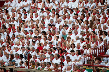 Público asistente a la Plaza de Toros de Pamplona durante la sexta corrida de la Feria del Toro 2019 con la ganadería de Núñez del Cuvillo para los diestros Cayetano Rivera, Miguel Ángel Perera y Antonio Ferrera.