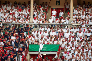 Público asistente a la Plaza de Toros de Pamplona durante la sexta corrida de la Feria del Toro 2019 con la ganadería de Núñez del Cuvillo para los diestros Cayetano Rivera, Miguel Ángel Perera y Antonio Ferrera.