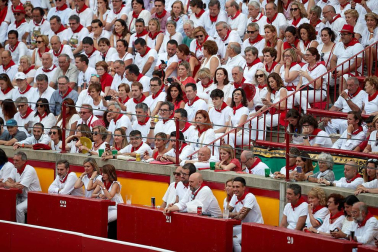 Público asistente a la Plaza de Toros de Pamplona durante la sexta corrida de la Feria del Toro 2019 con la ganadería de Núñez del Cuvillo para los diestros Cayetano Rivera, Miguel Ángel Perera y Antonio Ferrera.