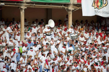 Público asistente a la Plaza de Toros de Pamplona durante la sexta corrida de la Feria del Toro 2019 con la ganadería de Núñez del Cuvillo para los diestros Cayetano Rivera, Miguel Ángel Perera y Antonio Ferrera.