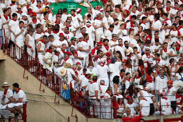 Público asistente a la Plaza de Toros de Pamplona durante la sexta corrida de la Feria del Toro 2019 con la ganadería de Núñez del Cuvillo para los diestros Cayetano Rivera, Miguel Ángel Perera y Antonio Ferrera.