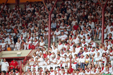 Público asistente a la Plaza de Toros de Pamplona durante la sexta corrida de la Feria del Toro 2019 con la ganadería de Núñez del Cuvillo para los diestros Cayetano Rivera, Miguel Ángel Perera y Antonio Ferrera.
