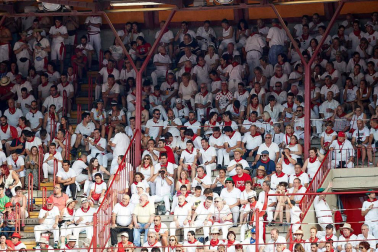 Público asistente a la Plaza de Toros de Pamplona durante la sexta corrida de la Feria del Toro 2019 con la ganadería de Núñez del Cuvillo para los diestros Cayetano Rivera, Miguel Ángel Perera y Antonio Ferrera.