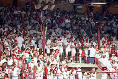 Público asistente a la Plaza de Toros de Pamplona durante la sexta corrida de la Feria del Toro 2019 con la ganadería de Núñez del Cuvillo para los diestros Cayetano Rivera, Miguel Ángel Perera y Antonio Ferrera.