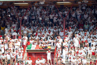 Público asistente a la Plaza de Toros de Pamplona durante la sexta corrida de la Feria del Toro 2019 con la ganadería de Núñez del Cuvillo para los diestros Cayetano Rivera, Miguel Ángel Perera y Antonio Ferrera.