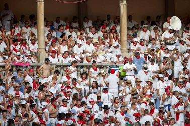 Público asistente a la Plaza de Toros de Pamplona durante la sexta corrida de la Feria del Toro 2019 con la ganadería de Núñez del Cuvillo para los diestros Cayetano Rivera, Miguel Ángel Perera y Antonio Ferrera.