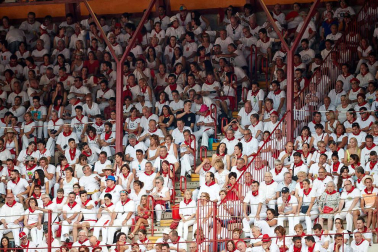 Público asistente a la Plaza de Toros de Pamplona durante la sexta corrida de la Feria del Toro 2019 con la ganadería de Núñez del Cuvillo para los diestros Cayetano Rivera, Miguel Ángel Perera y Antonio Ferrera.