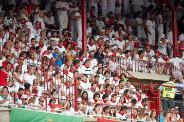 Público asistente a la Plaza de Toros de Pamplona durante la sexta corrida de la Feria del Toro 2019 con la ganadería de Núñez del Cuvillo para los diestros Cayetano Rivera, Miguel Ángel Perera y Antonio Ferrera.