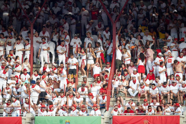 Público asistente a la Plaza de Toros de Pamplona durante la sexta corrida de la Feria del Toro 2019 con la ganadería de Núñez del Cuvillo para los diestros Cayetano Rivera, Miguel Ángel Perera y Antonio Ferrera.