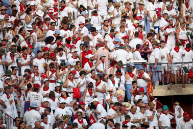 Público asistente a la Plaza de Toros de Pamplona durante la sexta corrida de la Feria del Toro 2019 con la ganadería de Núñez del Cuvillo para los diestros Cayetano Rivera, Miguel Ángel Perera y Antonio Ferrera.
