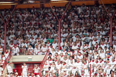 Público asistente a la Plaza de Toros de Pamplona durante la sexta corrida de la Feria del Toro 2019 con la ganadería de Núñez del Cuvillo para los diestros Cayetano Rivera, Miguel Ángel Perera y Antonio Ferrera.