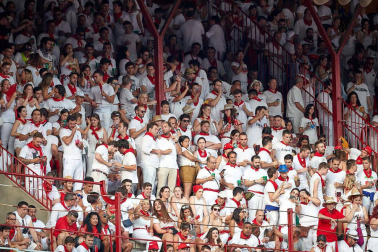 Público asistente a la Plaza de Toros de Pamplona durante la sexta corrida de la Feria del Toro 2019 con la ganadería de Núñez del Cuvillo para los diestros Cayetano Rivera, Miguel Ángel Perera y Antonio Ferrera.