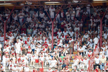 Público asistente a la Plaza de Toros de Pamplona durante la sexta corrida de la Feria del Toro 2019 con la ganadería de Núñez del Cuvillo para los diestros Cayetano Rivera, Miguel Ángel Perera y Antonio Ferrera.