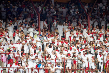 Público asistente a la Plaza de Toros de Pamplona durante la sexta corrida de la Feria del Toro 2019 con la ganadería de Núñez del Cuvillo para los diestros Cayetano Rivera, Miguel Ángel Perera y Antonio Ferrera.