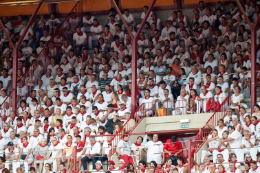Público asistente a la Plaza de Toros de Pamplona durante la sexta corrida de la Feria del Toro 2019 con la ganadería de Núñez del Cuvillo para los diestros Cayetano Rivera, Miguel Ángel Perera y Antonio Ferrera.